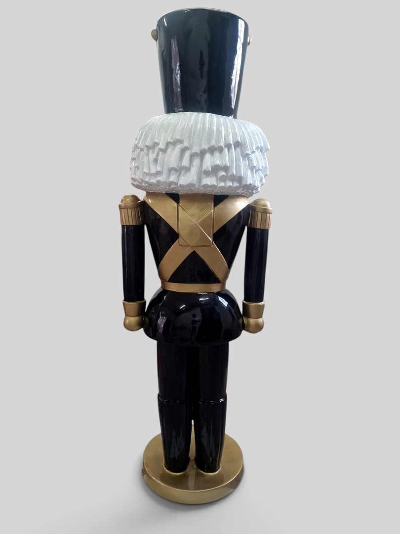 XXL lebensgroßer Nussknacker Soldat König in Schwarz und Gold, 180 cm hoch.